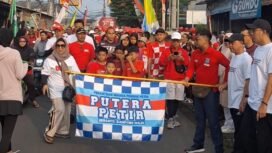 Warga tampak antusias mengikuti jalan santai memeriahkan HUT ke-80 RI di Kelurahan Pondok Petir, Bojongsari, Depok.