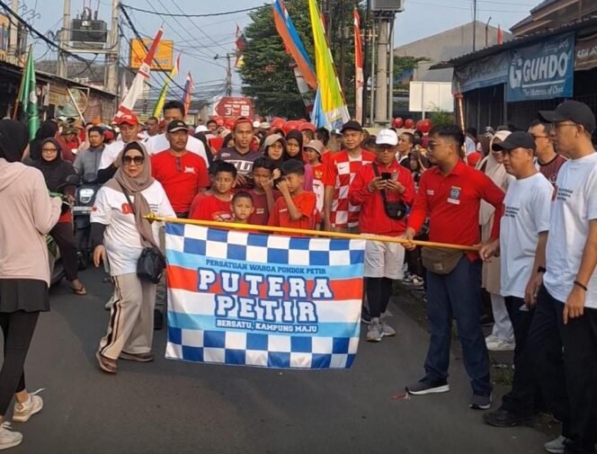 
					Warga tampak antusias mengikuti jalan santai memeriahkan HUT ke-80 RI di Kelurahan Pondok Petir, Bojongsari, Depok.