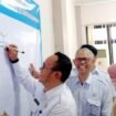 Camat Bojongsari, Rijal Farhan, memulai penandatanganan komitmen bersama upaya penurunan stunting.