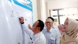 Camat Bojongsari, Rijal Farhan, memulai penandatanganan komitmen bersama upaya penurunan stunting.