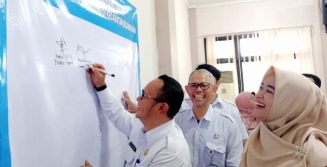 
					Camat Bojongsari, Rijal Farhan, memulai penandatanganan komitmen bersama upaya penurunan stunting.