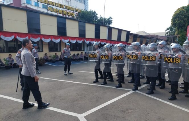 
					Kapolres Metro Depok, Kombes Abdul Waras saat memberikan pemaparan dalam menangani aksi unjuk rasa. (Dokumen Polres Metro Depok)