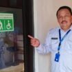 Sekretaris Kecamatan Bojongsari, Suhendar menunjukan salah satu fasilitas Karam Lantas di kantor Kecamatan Bojongsari, Depok. 