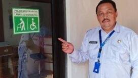 Sekretaris Kecamatan Bojongsari, Suhendar menunjukan salah satu fasilitas Karam Lantas di kantor Kecamatan Bojongsari, Depok. 