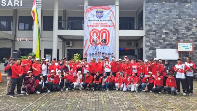 
					Aparatur Kecamatan Bojongsari menggelar perlombaan untuk memeriahkan HUT ke-80 Republik Indonesia ke-80 (HUT RI) di halaman kantor Kecamatan Bojongsari, Depok.