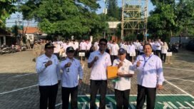 Kecamatan Bojongsari saat menyerahkan surat tugas Plt Lurah Duren Mekar di kantor Kecamatan Bojongsari, Depok.