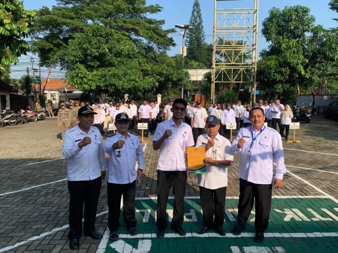 
					Kecamatan Bojongsari saat menyerahkan surat tugas Plt Lurah Duren Mekar di kantor Kecamatan Bojongsari, Depok.