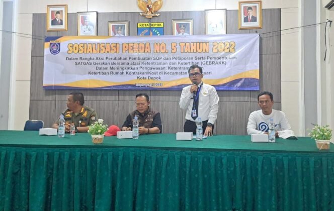 
					Aparatur Kecamatan Bojongsari saat mensosialisasikan aplikasi Satwas.