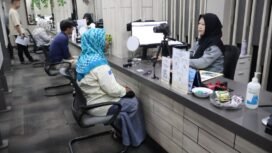 Petugas Imigrasi Depok sedang membantu salah seorang pemohon di Kantor Imigrasi Depok. (Dokumen Imigrasi Depok)