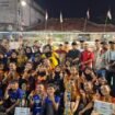 ‎Camat Bojongsari Rijal Farhan bersama Ketua LPM Bojongsari Edi Triyanto serta kedua tim usai laga final di Lapangan Voli RW 05 Bojongsari Baru, Kecamatan Bojongsari, Depok, Sabtu, 2 Agustus 2025. Foto : Istimewa