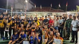 ‎Camat Bojongsari Rijal Farhan bersama Ketua LPM Bojongsari Edi Triyanto serta kedua tim usai laga final di Lapangan Voli RW 05 Bojongsari Baru, Kecamatan Bojongsari, Depok, Sabtu, 2 Agustus 2025. Foto : Istimewa