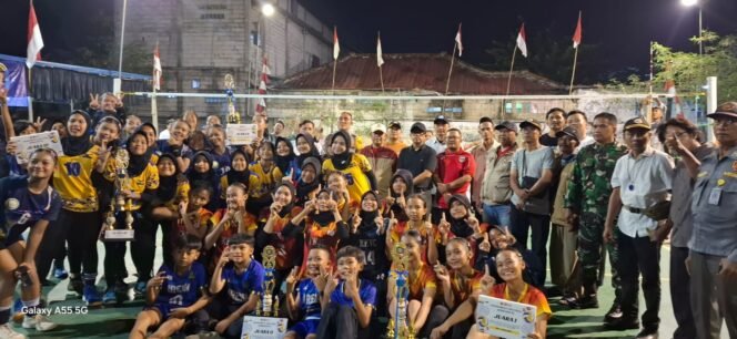 
					‎Camat Bojongsari Rijal Farhan bersama Ketua LPM Bojongsari Edi Triyanto serta kedua tim usai laga final di Lapangan Voli RW 05 Bojongsari Baru, Kecamatan Bojongsari, Depok, Sabtu, 2 Agustus 2025. Foto : Istimewa