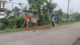 Suasana saat ASN Kelurahan Serua, Kecamatan Bojongsari, Depok bersama warga gotong royong dalam giat Jumsih di akses jalan menuju SMPN 18 Depok dan Kampung Goes, Jumat, 8 Agustus 2025. Foto : Humas Kelurahan Serua