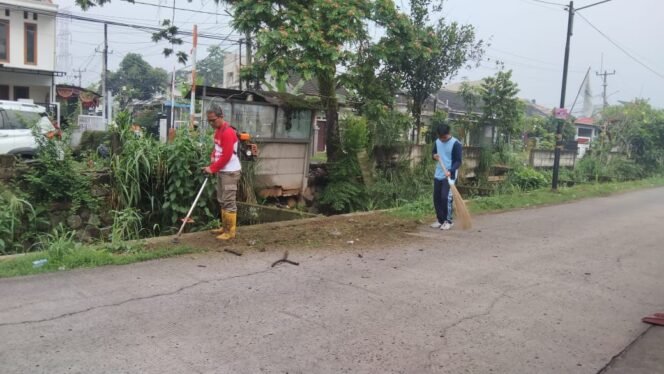 
					Suasana saat ASN Kelurahan Serua, Kecamatan Bojongsari, Depok bersama warga gotong royong dalam giat Jumsih di akses jalan menuju SMPN 18 Depok dan Kampung Goes, Jumat, 8 Agustus 2025. Foto : Humas Kelurahan Serua