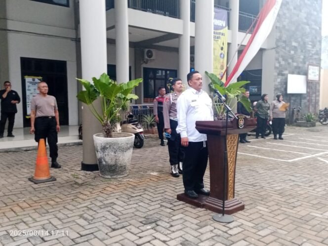 
					Suasana saat Polsek Bojongsari gladi resik Upacara Bendera memperingati HUT ke-80 Kemerdekaan RI di halaman Kantor Kecamatan Bojongsari, Kamis, 14 Agustus 2025. Foto : Istimewa