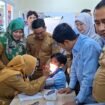 Wakil Menteri Kesehatan (Wamenkes) Republik Indonesia (RI) Dante Saksono Harbuwono, meninjau cek kesehatan gratis di SD Prestasi Global, Depok. (Dicky)