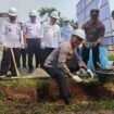 Kapolres Metro Depok, Kombes Abdul Waras melakukan peletakan batu pertama SPPG di wilayah Cipayung, Depok. (Dicky)