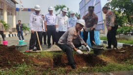 Kapolres Metro Depok, Kombes Abdul Waras melakukan peletakan batu pertama SPPG di wilayah Cipayung, Depok. (Dicky)