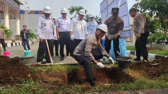 
					Kapolres Metro Depok, Kombes Abdul Waras melakukan peletakan batu pertama SPPG di wilayah Cipayung, Depok. (Dicky)
