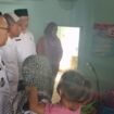 Camat Bojongsari, Rijal Farhan saat mengunjungi salah satu RTLH di Pondok Petir, Bojongsari, Depok. (Istimewa)