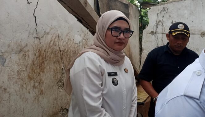 
					Lurah Bojongsaru Baru, Ade Yasya Aziza didampingi Ketua RW 8, Abdulloh kunjungi rumah warga yang ambruk di RT 3 RW 8 Bojongsari Baru, Kecamatan Bojongsari, Depok. (Rahcmat)