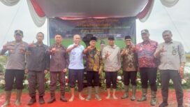 Menteri Desa dan Pembangunan Daerah Tertinggal dan Transmigrasi Yandri Susanto, bersama Jaksa Agung Muda Intelijen Reda Manthovani, dan seluruh pimpinan pejabat di wilayah Provinsi Lampung, saat melaksanakan panen raya program Petani Mitra Adhiyaksa, Lampung Tengah. (Dokumen Kejari Lampung Tengah)