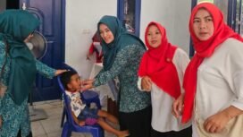 ‎Ketua TP Posyandu Kecamatan Bojongsari, Novi Susanti saat memberikan vitamin A kepada balita.