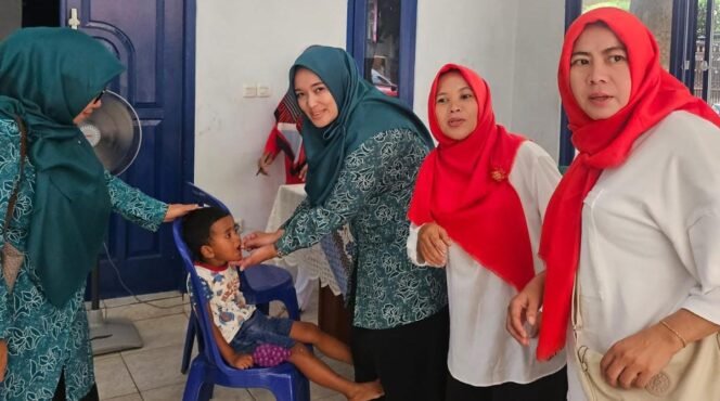 
					‎Ketua TP Posyandu Kecamatan Bojongsari, Novi Susanti saat memberikan vitamin A kepada balita.