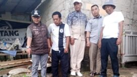 Camat Bojongsari, Rijal Farhan bersama PLT Lurah Curug dan LPM didampingi ketua lingkungan tinjau kondisi saluran air yang longsor di Kelurahan Curug, Bojongsari, Depok. 