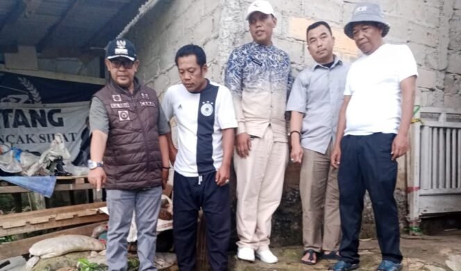 
					Camat Bojongsari, Rijal Farhan bersama PLT Lurah Curug dan LPM didampingi ketua lingkungan tinjau kondisi saluran air yang longsor di Kelurahan Curug, Bojongsari, Depok. 