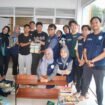 Mahasiswa KKN UIN Jakarta Kelompok Dharmagati menyerahkan bantuan buku dan perlengkapan lainnya kepada perwakilan Taman Baca Kedaung, Sawangan, Depok. (Istimewa)