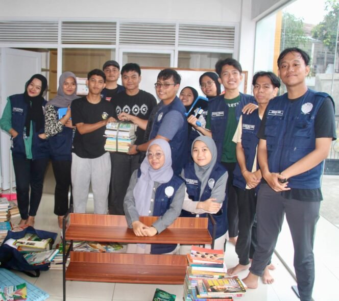 
					Mahasiswa KKN UIN Jakarta Kelompok Dharmagati menyerahkan bantuan buku dan perlengkapan lainnya kepada perwakilan Taman Baca Kedaung, Sawangan, Depok. (Istimewa)