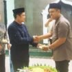 Plt Lurah Curug, Ahmad Sofyan berjabat tangan dengan warga di Musala As-Syakur, Curug, Bojongsari, Depok. (RCH)