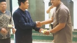 Plt Lurah Curug, Ahmad Sofyan berjabat tangan dengan warga di Musala As-Syakur, Curug, Bojongsari, Depok. (RCH)