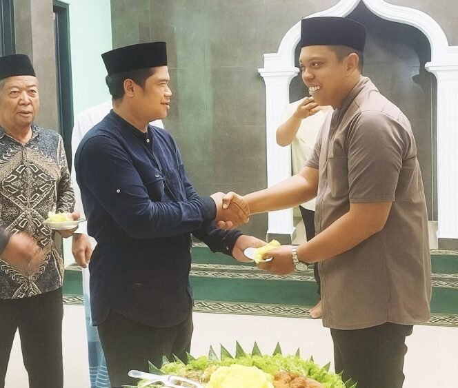 
					Plt Lurah Curug, Ahmad Sofyan berjabat tangan dengan warga di Musala As-Syakur, Curug, Bojongsari, Depok. (RCH)