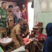 Camat Bojongsari, Rijal Farhan bersama Tiga Pilar Kelurahan Serua saat memberikan bantuan kepada warga yang sakit di wilayah Serua, Bojongsari, Depok.