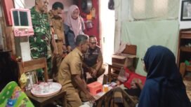 Camat Bojongsari, Rijal Farhan bersama Tiga Pilar Kelurahan Serua saat memberikan bantuan kepada warga yang sakit di wilayah Serua, Bojongsari, Depok.