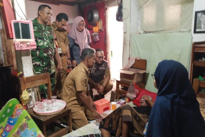 
					Camat Bojongsari, Rijal Farhan bersama Tiga Pilar Kelurahan Serua saat memberikan bantuan kepada warga yang sakit di wilayah Serua, Bojongsari, Depok.