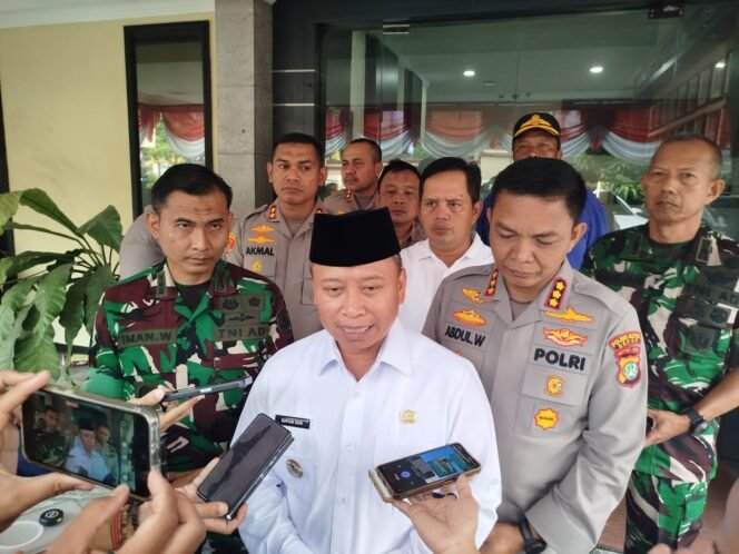 
					Wali Kota Depok, Supian Suri usai melakukan rapat koordinasi kondusifitas Kota depok di Polres Metro Depok. (Dicky)