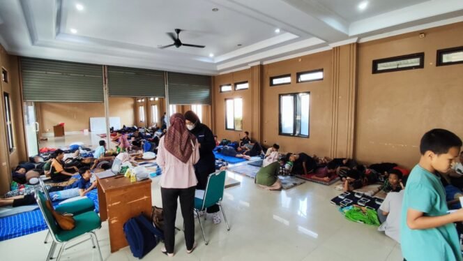 
					Dinas Kesehatan Kota Depok melalui Puskesmas menangani gangguan kesehatan para santri diduga alami keracunan di sebuah pondok pesantren kawasan Cimanggis, Depok. (Istimewa)