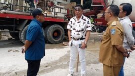 Anggota DPRD Kota Depok bersama Camat Bojongsari meninjau pembangunan kantor Kelurahan Bojongsari Baru, Bojongsari, Depok.