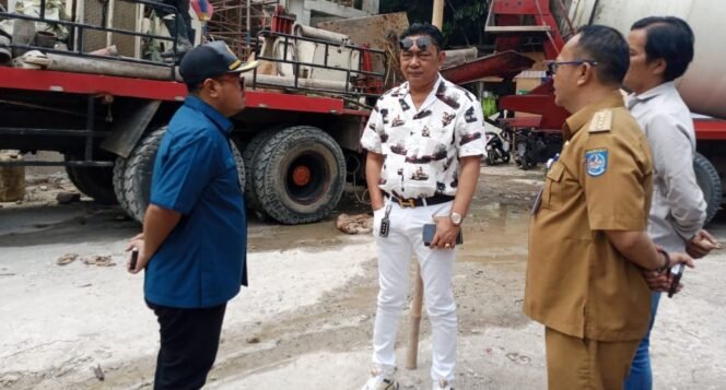
					Anggota DPRD Kota Depok bersama Camat Bojongsari meninjau pembangunan kantor Kelurahan Bojongsari Baru, Bojongsari, Depok.