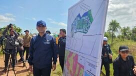 Caption : Menteri Transmigrasi, Muhammad Iftitah Sulaiman Suryanagara meninjau lokasi pembangunan dan mess Kampus Patriot di kawasan Transmigrasi Salor, Merauke, Papua Selatan. (Dicky)
