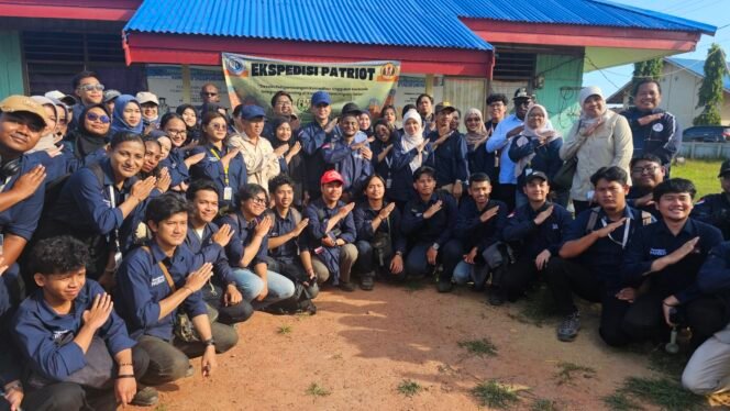 
					Caption : Menteri Transmigrasi, Muhammad Iftitah Sulaiman Suryanagara saat menemui mahasiswa yang tergabung pada Tim Ekspedisi Patriot di Desa Salor Indah, Merauke, Papua Selatan. (Dicky)