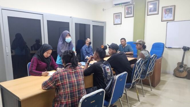 
					Caption : Satpol PP Kota Depok saat memberikan pembinaan kepada anak jalanan yang terjaring operasi di wilayah Depok. (Dicky)