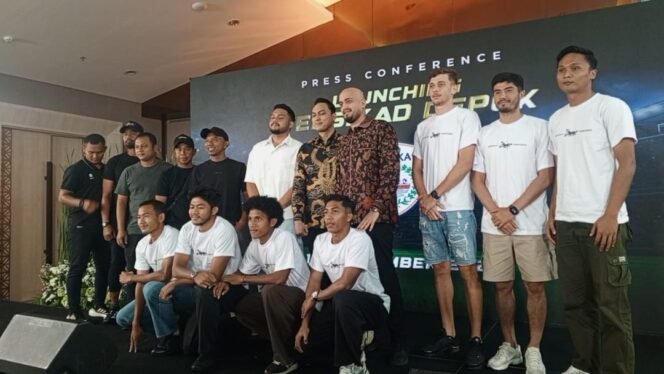 
					Jajaran manajemen, kepalatihan, dan pemain saat launching tim Persikad Depok di sebuah hotel kawasan Margonda, Depok. (Mely)