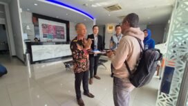 Pemimpin Cabang BRI BO Lebak Bulus Edy Siswanto bersama staf dengan penuh keramahan menyapa para nasabah dan memberikan gift kepada 10 nasabah pertama yang datang ke kantor saat Hari Pelanggan Nasional. (Istimewa)