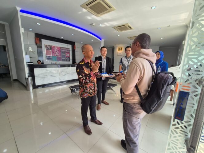 
					Pemimpin Cabang BRI BO Lebak Bulus Edy Siswanto bersama staf dengan penuh keramahan menyapa para nasabah dan memberikan gift kepada 10 nasabah pertama yang datang ke kantor saat Hari Pelanggan Nasional. (Istimewa)