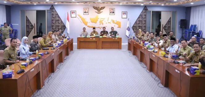 
					Kementerian Dalam Negeri menggelar rapat bersama Forkopimda Kota Depok guna menggalakkan siskamling. (Istimewa)