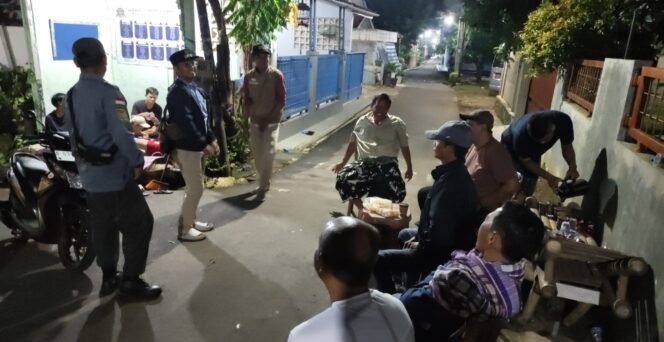 
					Lurah Pondok petir sambangi siskamling pos ronda RT 3/1 Pondok petir, Bojongsari, Depok.